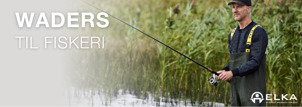 Waders til fiskeri. Person i waders fisker ved siv og vandkant. ELKA-logo.