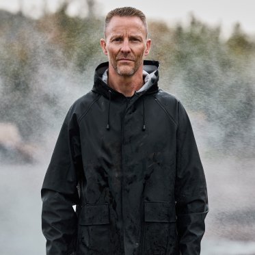 Person med regntj i rengvejr