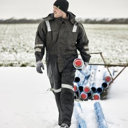 Person if�rt sort strikhue udend�rs i snevejr, arbejdst�j i vintermilj�.