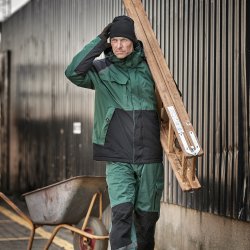 Person if�rt sort strikhue og gr�nt regnt�j, b�rer br�dder i arbejdsomr�de.